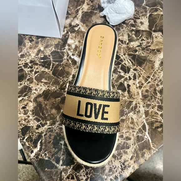 Dare to dream raffle sandals Size:8 Brand: Bamboo - Picture 3 of 4